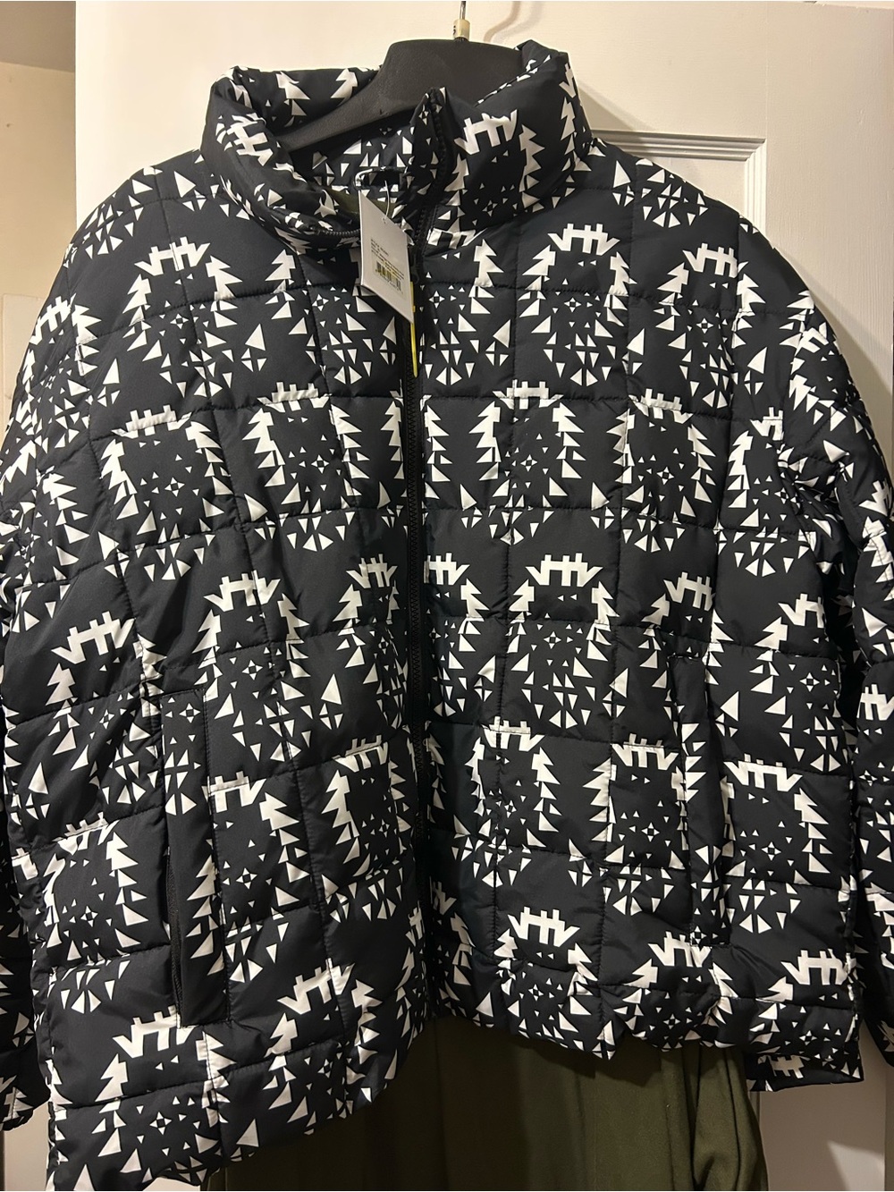 Black & White Geometric Puffer Jacket - Women